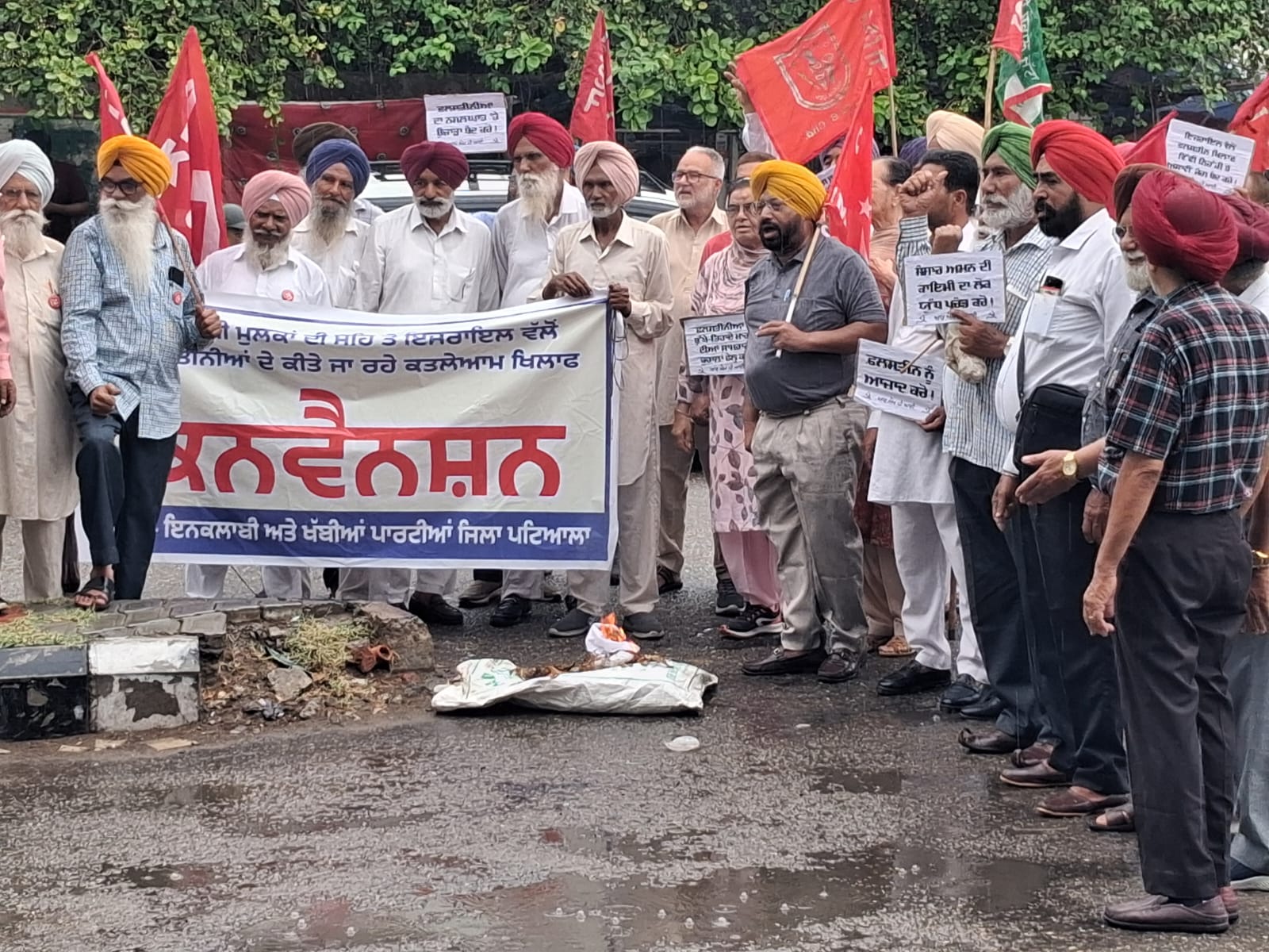 Revolutionary and leftist parties stood firm in support of Palestinians even in rain and bad weather.